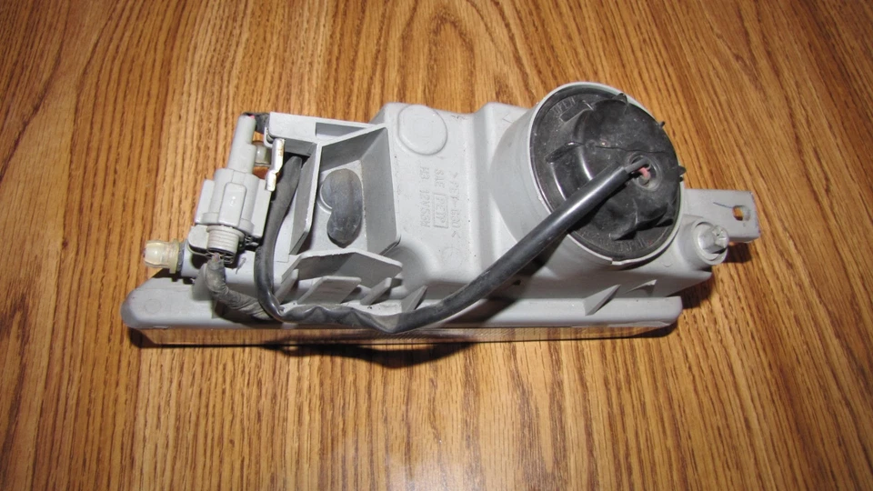 INFINITI I30 LUZ ANTINIEBLA DERECHA 1996-1999 OEM PASAJERO Foto 4 de 4