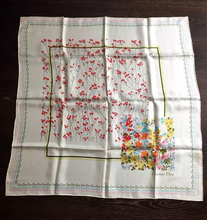 Foulard Christian dior fleurs acheté dans un magasin régulier utilisé plusieurs fois