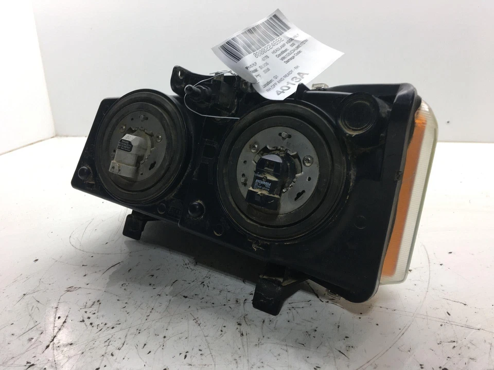 Faro pasajero derecho Chevy Silverado 3500 06 Foto 4 de 4