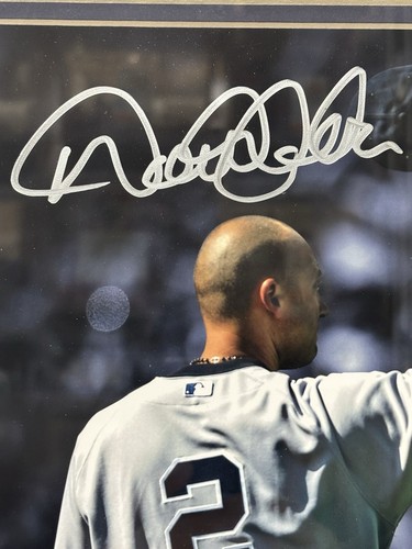 Derek Jeter Signed Autographed Yankees 8x10 Waving Farwell Photo Framed JSA LOA - Picture 2 of 5