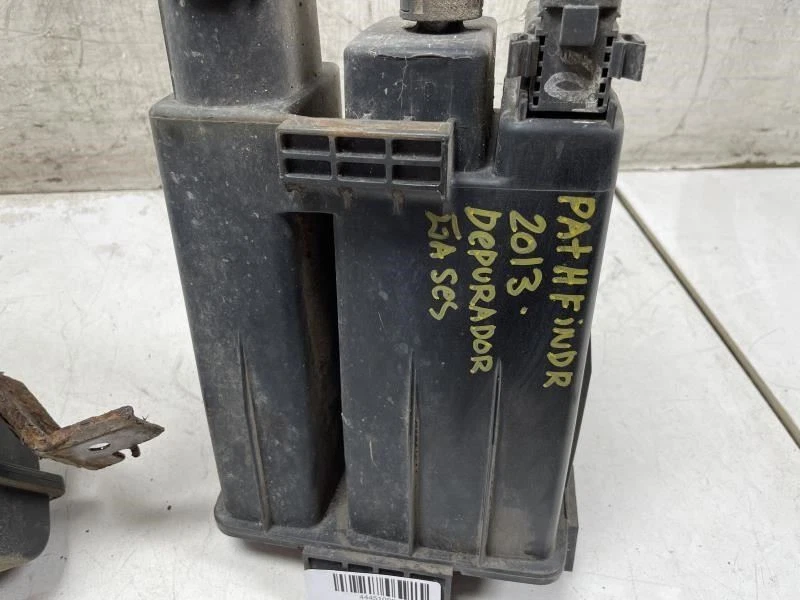 Nissan Pathfinder SV 2013 bote de vapor de combustible OEM+ Foto 4 de 4