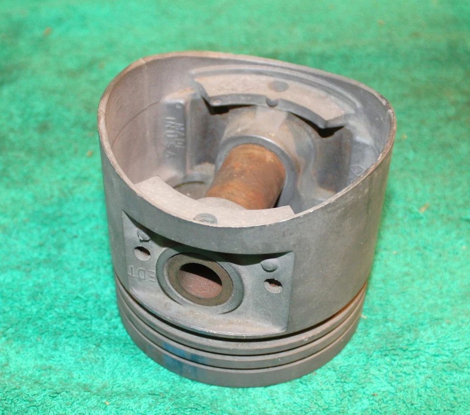 1960 Ford Galaxie Special Starliner NOS 352 4V 360Hp SPECIAL Std. PISTON & PIN - Image 3 of 4