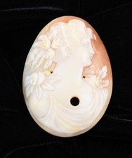 Camafeo de caracola italiana dama con flores placa perforada para colgante