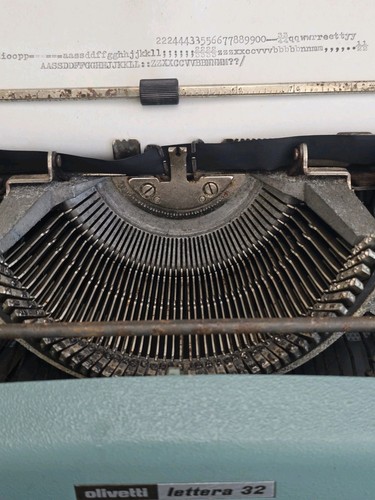 Vintage Olivetti Lettera 32 Portable Typewriter with Case - Picture 11 of 24