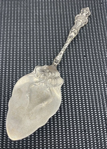 Wallace Antique Sterling Silver Irian Pattern Pie Server