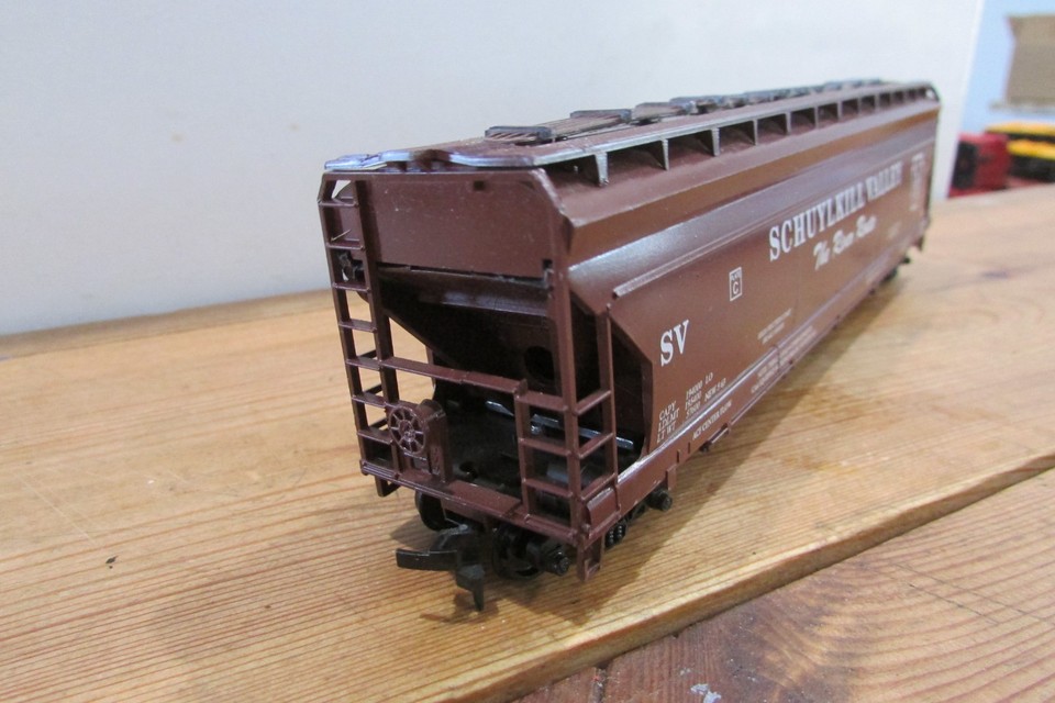 HO Scale 4Bay Covered Hopper Car Schuylkill Valley (Brown) C1228 | eBay