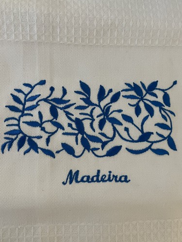 Toalla de té de mano con bordado azul Madeira 100% algodón nueva - Imagen 2 de 6
