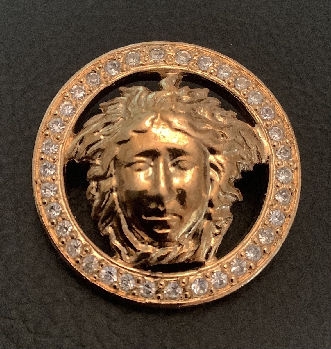 GIANNIVERSACEジャンニヴェルサーチェメデューサピンバッジ　39679 Gianni Versace - ジャンニ・ヴェルサーチェ GP メデューサ