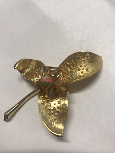 Vintage PARCO Faux Pearl Cluster Gold Textured Leafy Lily Flower Pin Brooch Leaf