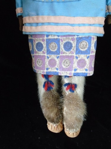 De colección MUÑECA ALASKA Madera Tallada Cara Piel Botas Etiqueta Departamento de Comercio Artesanía Nativa - Imagen 7 de 12