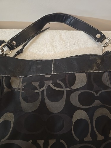 Borsa a tracolla Coach nera firmata C in tela con bordo in pelle - Foto 11 di 13