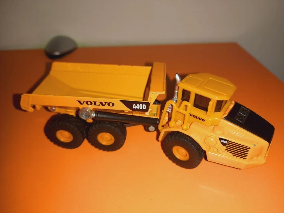 AUTOCARRO CASSONE RIBALTABILE Volvo SIKU SUPER 1:87 DIE CAST MEZZO DA CANTIERE - Immagine 3 di 4