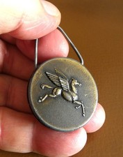 Ancien porte clé métal Pégase Mobil Carburant Huile Automobile Garage Station