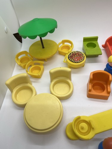 40+ Pieces Of Vintage Fisher Price Little People, Cars, People, Furniture Lot - Picture 3 of 12