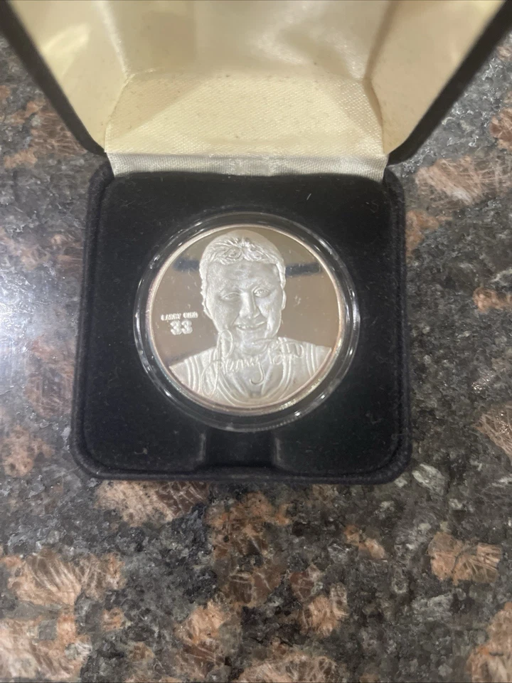 Moneda de plata fina .999 Larry Bird Highland Mint Hardcourt Legends de una onza troy Foto 3 de 4