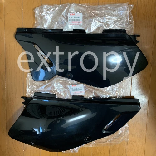 SUZUKI Original DR650SE Rahmenabdeckung schwarz RH LH 47111-32E10-019 47211-3... - Bild 1 von 1