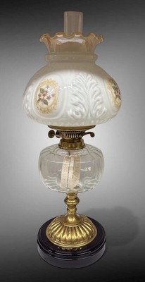 Antike Öllampe, Klarglasschrift, weißer Blumenschirm, schwarzer und Messingfuß.