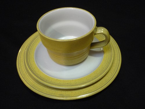 2 Trios Mikasa Painted Sands 'Sahara Yellow' 6529 Ex Cond. Cups Saucers Plates - Picture 10 of 10