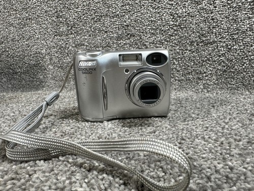 Nikon Coolpix 5600 Digital Camera Silver 5.1 Mega Pixels 35-105mm Zoom Working