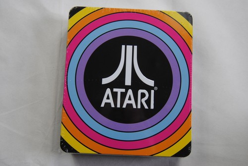 Atari Esclusivo Confezione Regalo Latta Set Nuovo Official T Shirt Berretto Raro - Picture 2 of 5