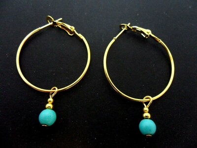EIN PAAR GOLDFARBENE & TÜRKIS PERLE 30 MM REIFENOHRRINGE. NEU.