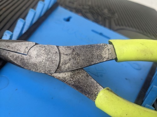 #az151 Snap-On Tools USA HIVIZ Soft Grip 8" Talon Needle Nose Pliers 96ACFHV - Picture 2 of 17