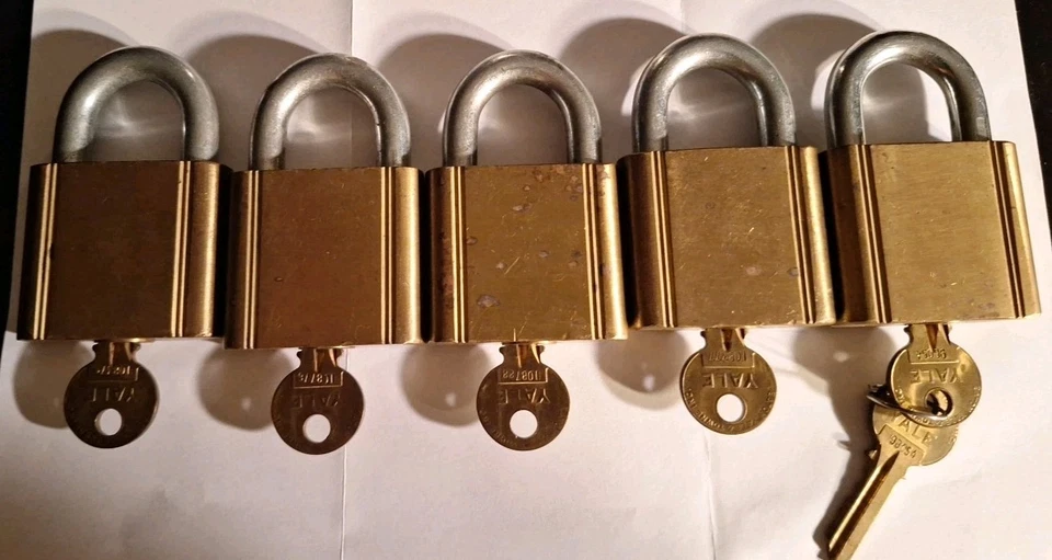 5~Candado vintage de latón de 3" Yale & Towne con llave(s) y trabajo~Hecho en EE. UU. Foto 3 de 4