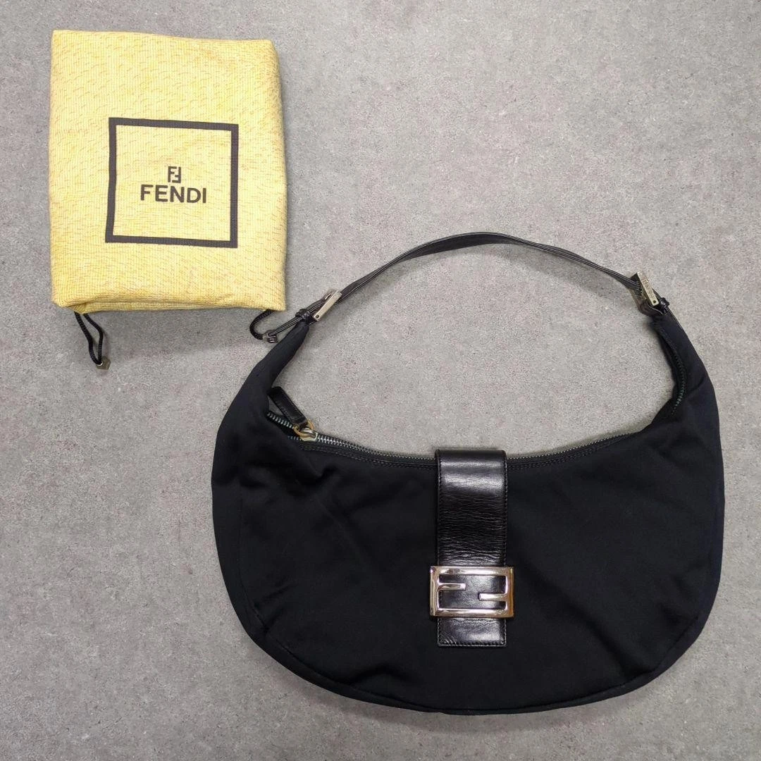 Borsa a tracolla FENDI mezza luna con cerniera nera con borsa portaoggetti usata autentica