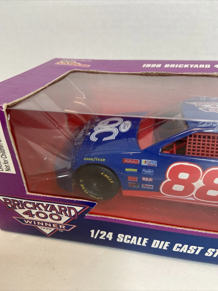 DALE JARRETT #88 FORD QC RED CARPET LEASE 1996 EDITION RACING CHAMPIONS 1/24 - Image 3 of 4