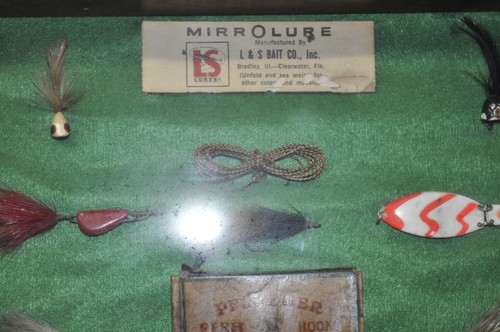 Vintage Fishing Lure Salesman Display Case - Picture 14 of 19