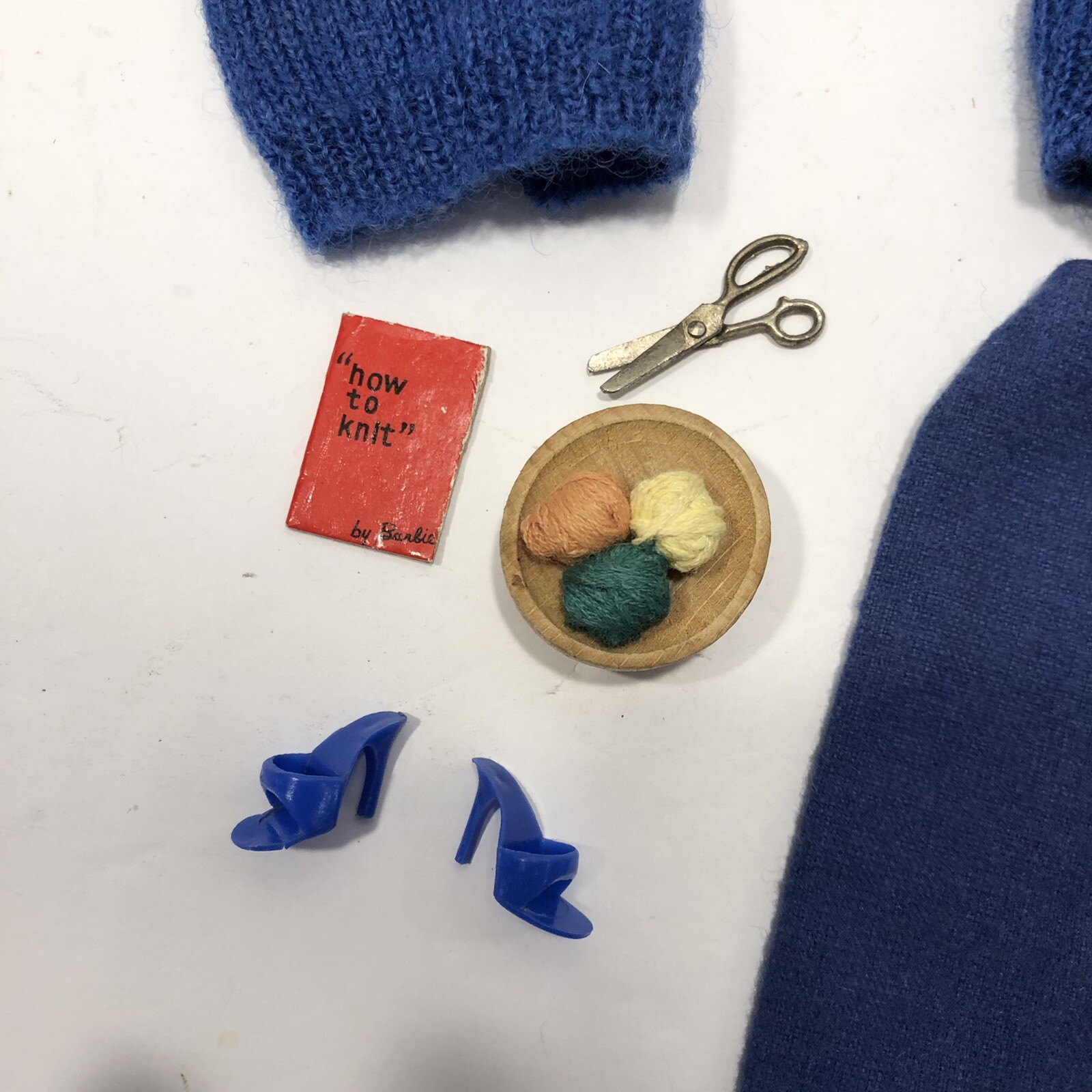 Vintage Barbie Knitting Pretty 0957 (1964) Royal Blue Mattel 1960's