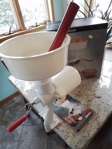 Vintage BNIB VICTORIO Model 200 Food Strainer Sauce Maker Hand Crank Vitantonio - Picture 3 of 16