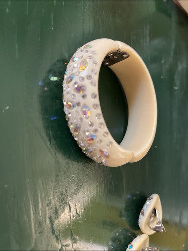 VINTAGE Signed  WEISS BOREALIS RHINESTONE Lucite CLAMPER BRACELET & EARRINGS - Picture 9 of 11