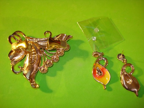 Green Glitter Enamel Rhinestone Leaves Sweater Dress Clip n Post Earrings - Picture 3 of 3