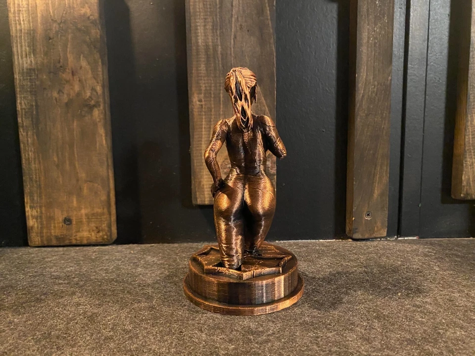 Estatua Resident Evil Claire Redfield en cobre vintage 6 pulgadas de alto Foto 4 de 4