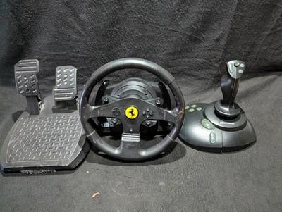 Thrustmaster-Rennlenkrad mit Pedalen und einem Microsoft SideWinder-Joystick