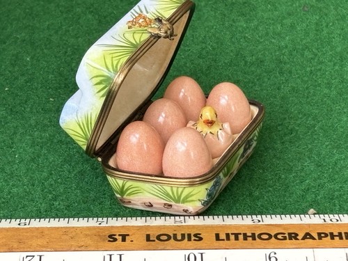 LIMOGES, FRANCE PEINT MAIN ROCHARD EGG CARTON w/ CHIC HAND PAINTED TRINKET BOX