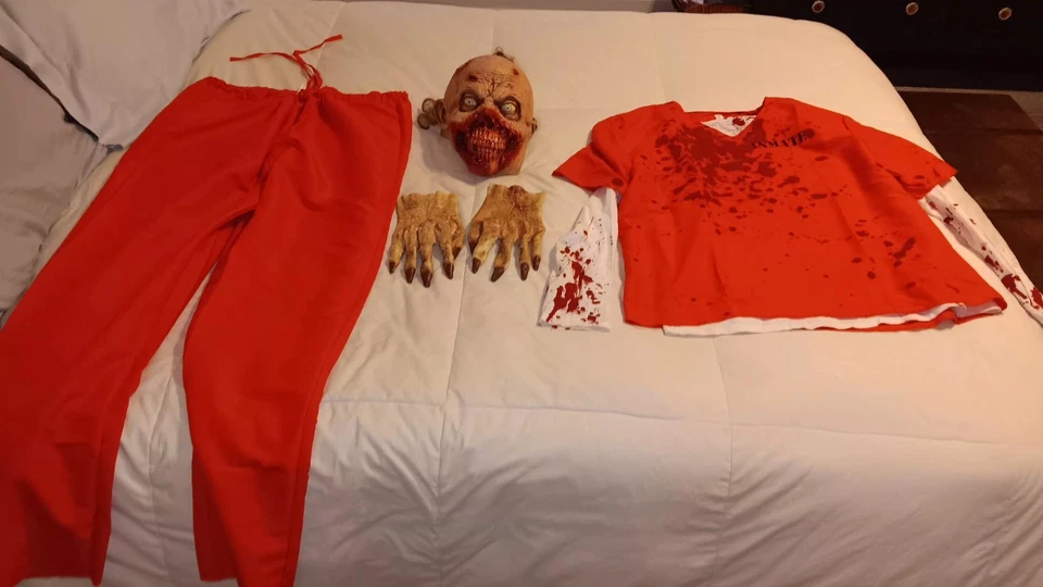 Penitentiary inmate Zombie Rotten Gums Made By Ghoulish Mask  - Image 4 of 4