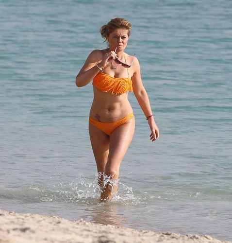 Daniella Westbrook mit orangefarbenem Bikini 4x6 Bild Celebrity Print - Bild 1 von 1