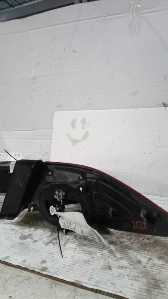 Used Left Tail Light Assembly fits: 2015 Subaru Legacy Sedan quarter panel mount Foto 2 de 4