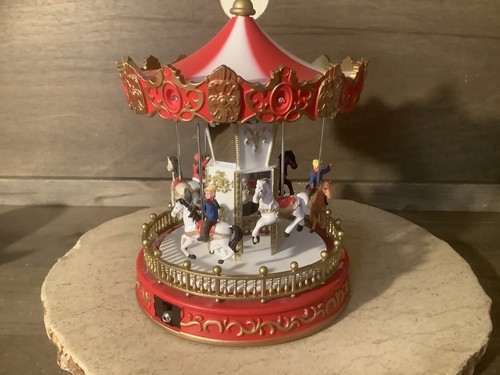 2021 Avon Christmas Carousel Light Up - GREAT PREOWNED MUSIC AND LIGHTS UP ! - Picture 4 of 8