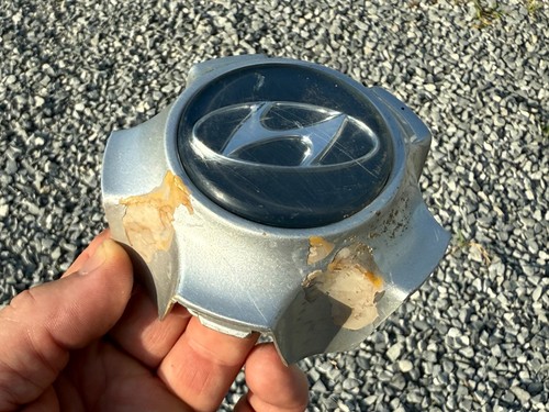 HYUNDAI SANTA FE OEM WHEEL CENTER CAP 52960-26200 2001 2002 2003 2004 2005 - Picture 2 of 5