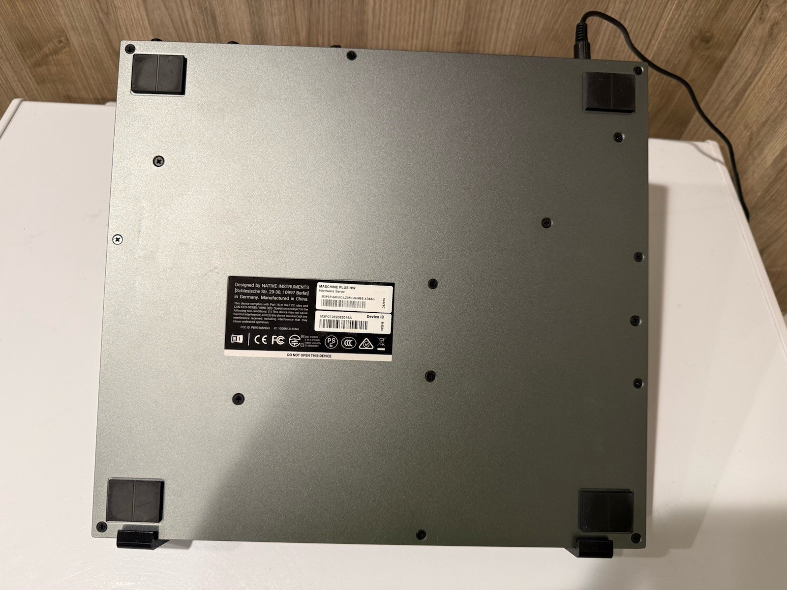 Native Instruments Maschine Plus HW Standalone Production Performance Instrument