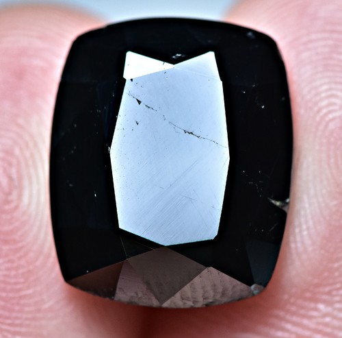 18.70 Carat Top Quality Natural Lustrous Magnetite Cut Gem from Afghanistan - Picture 2 of 11