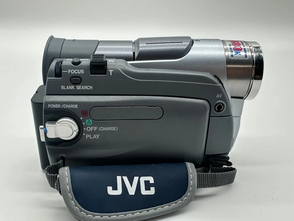 JVC GR-D30 Mini DV Camcorder W/Battery- TURNS ON- FOR PARTS- READ DESCRIPTION - Image 3 of 4