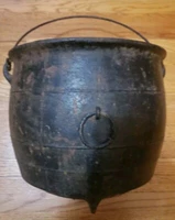 Antique Cast Iron 3 Leg Kettle, Bean Pot, 7-8 size w / Cauldron Gate Mark