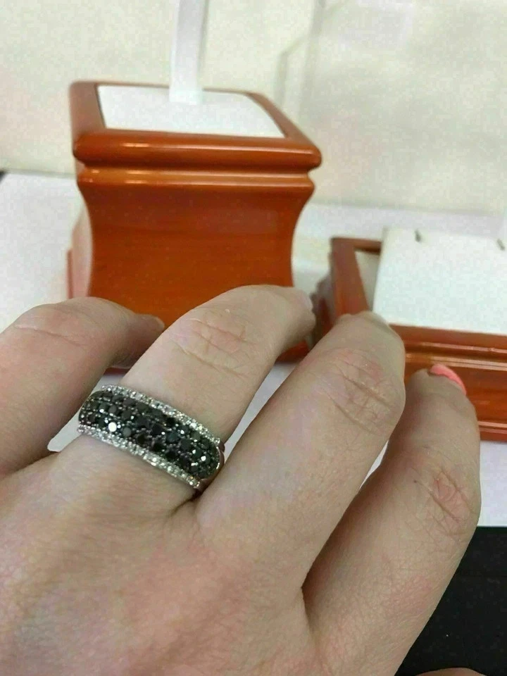Anillo de eternidad redondo de diamantes negros simulados de 2,50 quilates plateado enchapado en oro blanco de 14 k Foto 4 de 4
