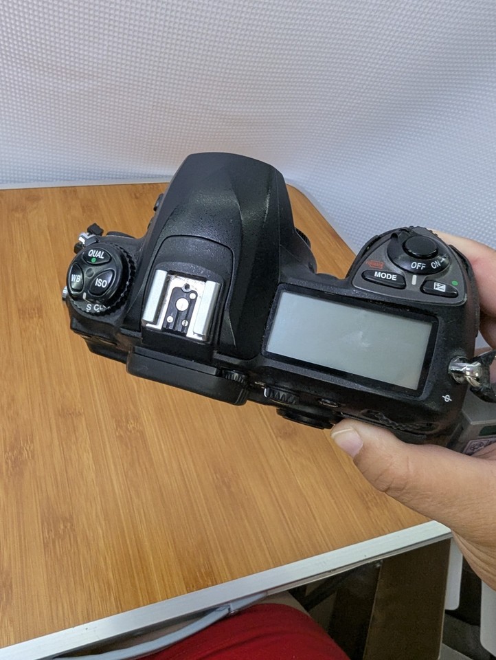 Nikon - D200 m. MB-D200 Batterie Griff 10000 Auslösungen - PhotoBörse