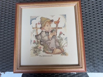 sehr süßes Hummel Stickbild im Rahmen ca. 40x38 cm