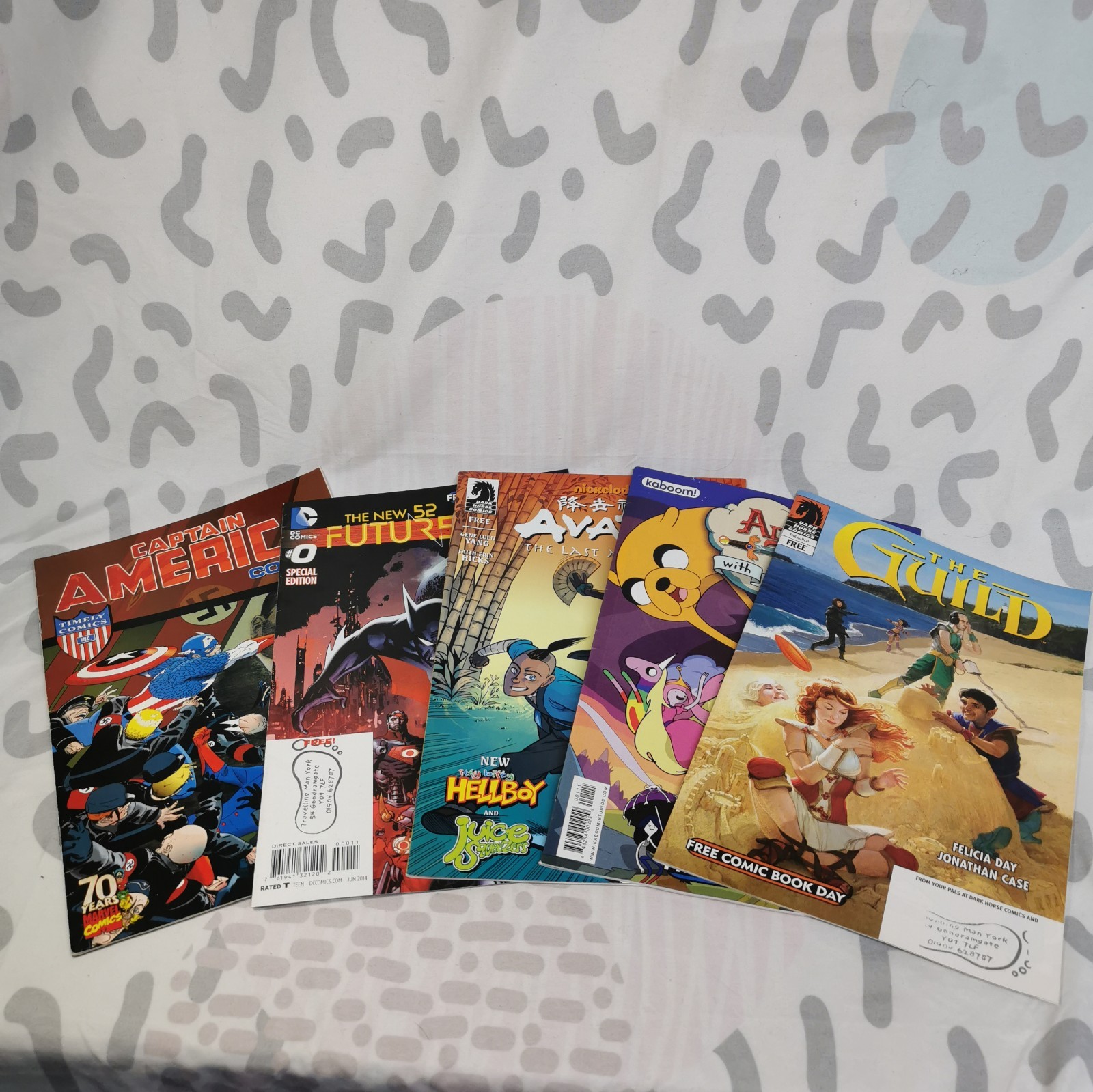 5 X Comic Bundle Captain America, Buffy Batman, Adventur Time, Avatar, Peanuts